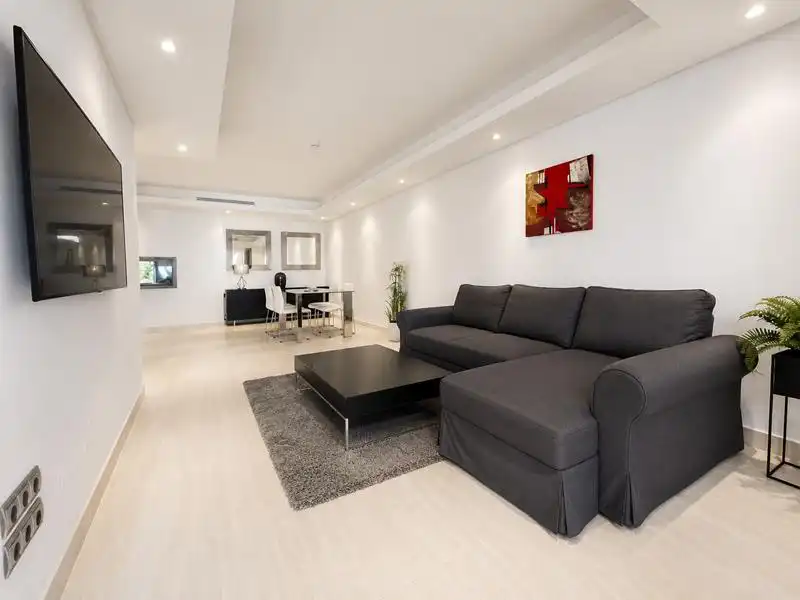 Sala d'estar de Pis de lloguer en Estepona amb Jardí privat, Terrassa i Moblat
