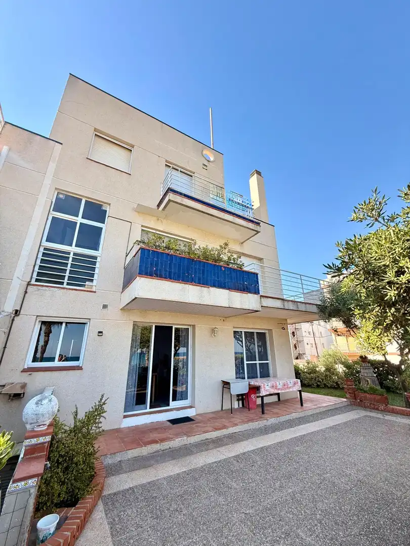 Vista exterior de Casa adosada en venta en Prat de Vilanova