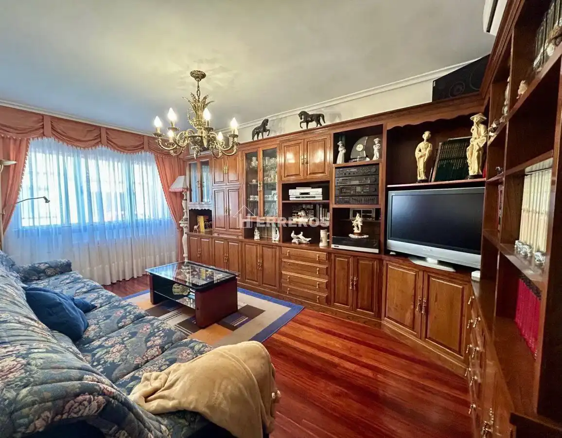 Sala de estar de Casa adosada en venta en Baños de Río Tobía con Aire acondicionado, Calefacción y Parquet