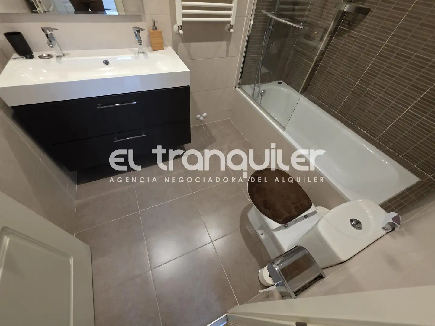 Bathroom of Flat for rent in Madrid  with Air Conditioner, Parquet flooring and Storage room