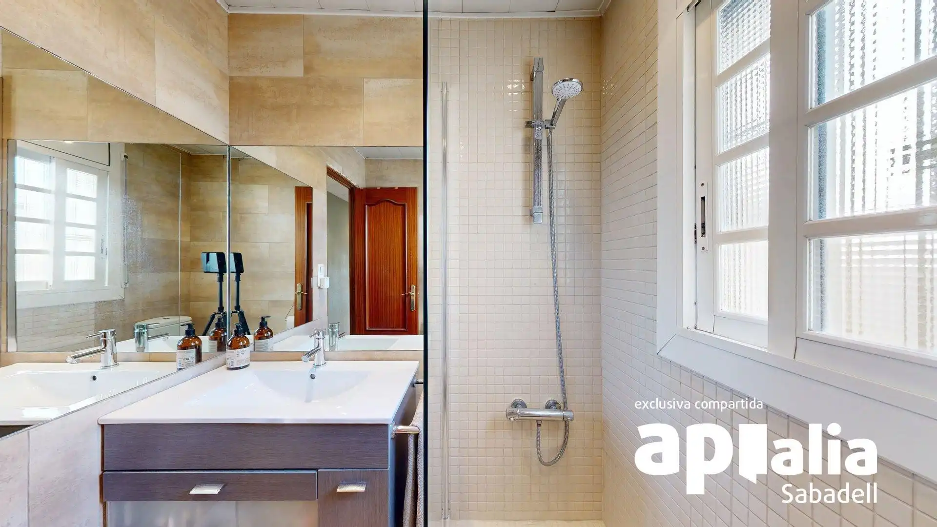 Bathroom of Flat for sale in Sabadell  with Air Conditioner, Heating and Parquet flooring