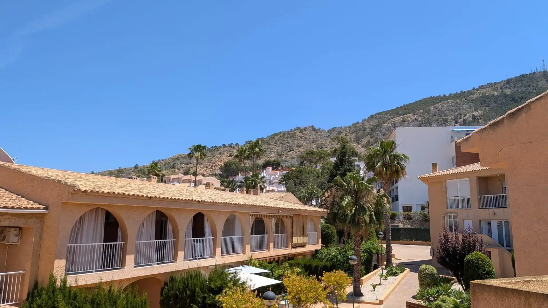 Vista exterior de Casa o chalet en venta en L'Alfàs del Pi con Aire acondicionado, Terraza y Piscina comunitaria