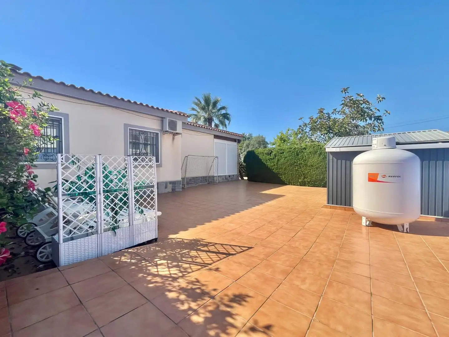 Vista exterior de Casa o xalet en venda en Torrevieja amb Aire condicionat, Calefacció i Jardí privat