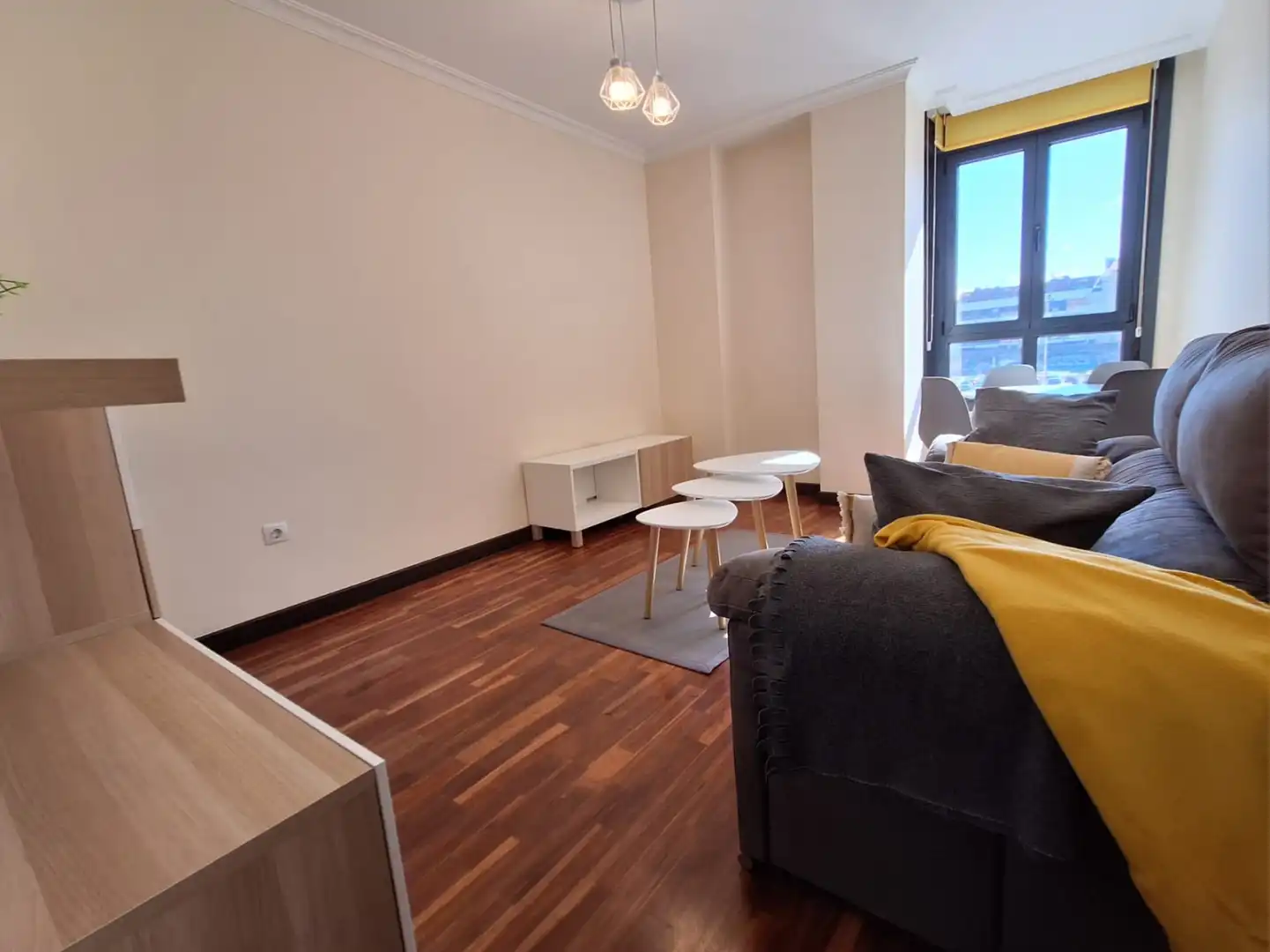 Sala d'estar de Pis de lloguer en Gijón  amb Calefacció, Parquet i Traster