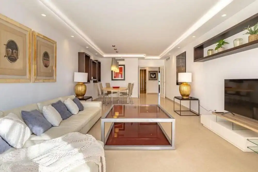 Sala d'estar de Àtic de lloguer en Marbella amb Aire condicionat, Terrassa i Piscina