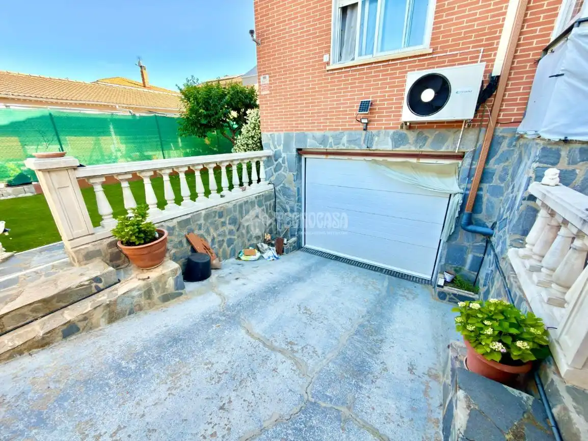 Aparcament de Casa adosada en venda en Cabanillas del Campo amb Aire condicionat, Calefacció i Jardí privat