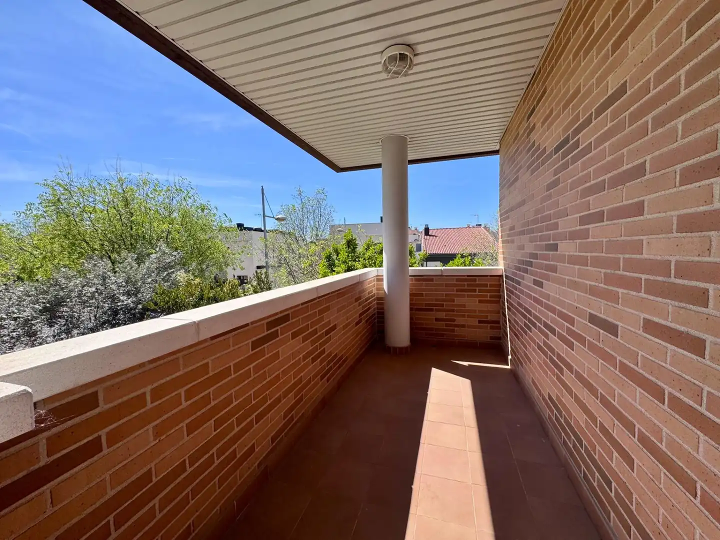 Terraza de Casa adosada en venta en Villanueva de la Cañada con Parquet