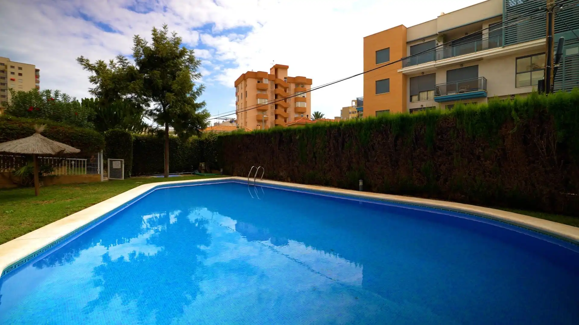 Piscina de Planta baja en venta en El Campello con Aire acondicionado, Calefacción y Jardín privado