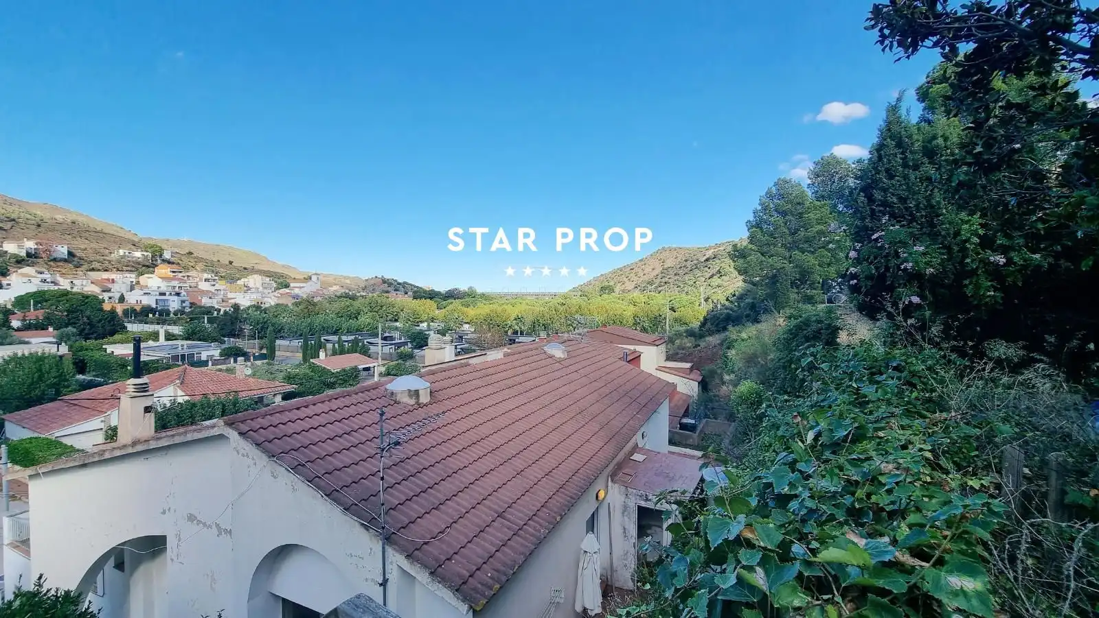 Vista exterior de Àtic en venda en Colera amb Jardí privat, Terrassa i Traster