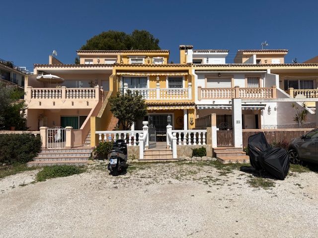 Vista exterior de Casa adosada en venda en Calpe / Calp amb Aire condicionat, Jardí privat i Terrassa
