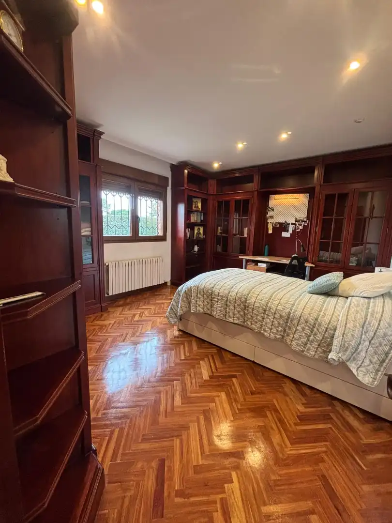 Dormitori de Casa o xalet en venda en Pozuelo de Alarcón amb Aire condicionat, Calefacció i Jardí privat