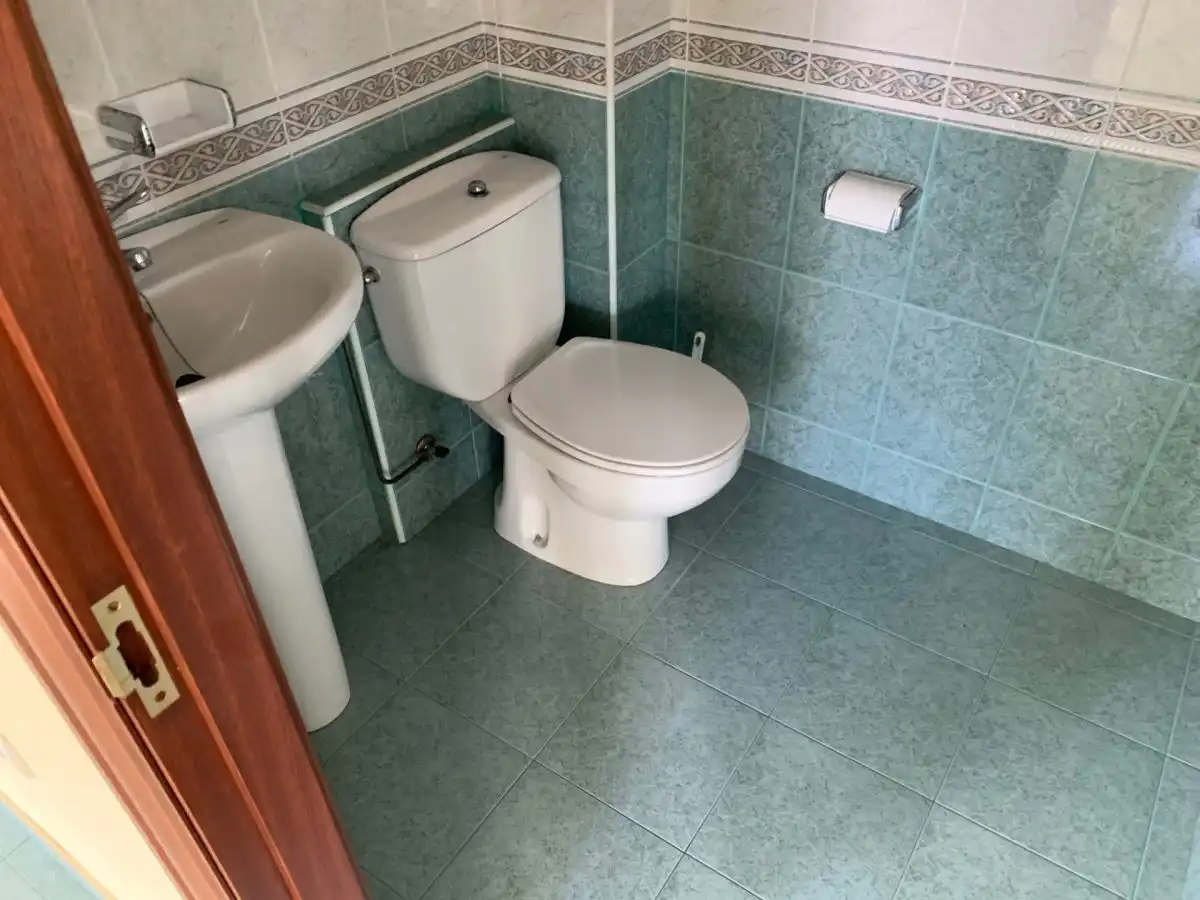 Baño de Local de alquiler en Rianxo