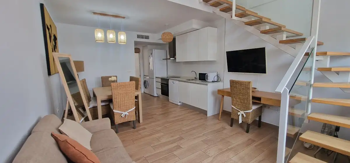 Comedor de Casa adosada de alquiler en Santa Pola con Aire acondicionado, Jardín privado y Amueblado