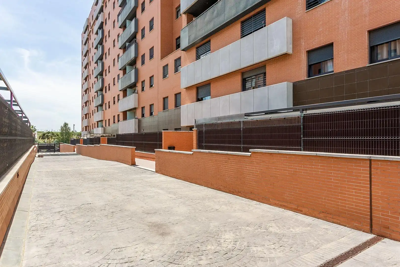 Außenansicht von Wohnung zum Verkauf in Dos Hermanas mit Klimaanlage, Terrasse und Abstellraum