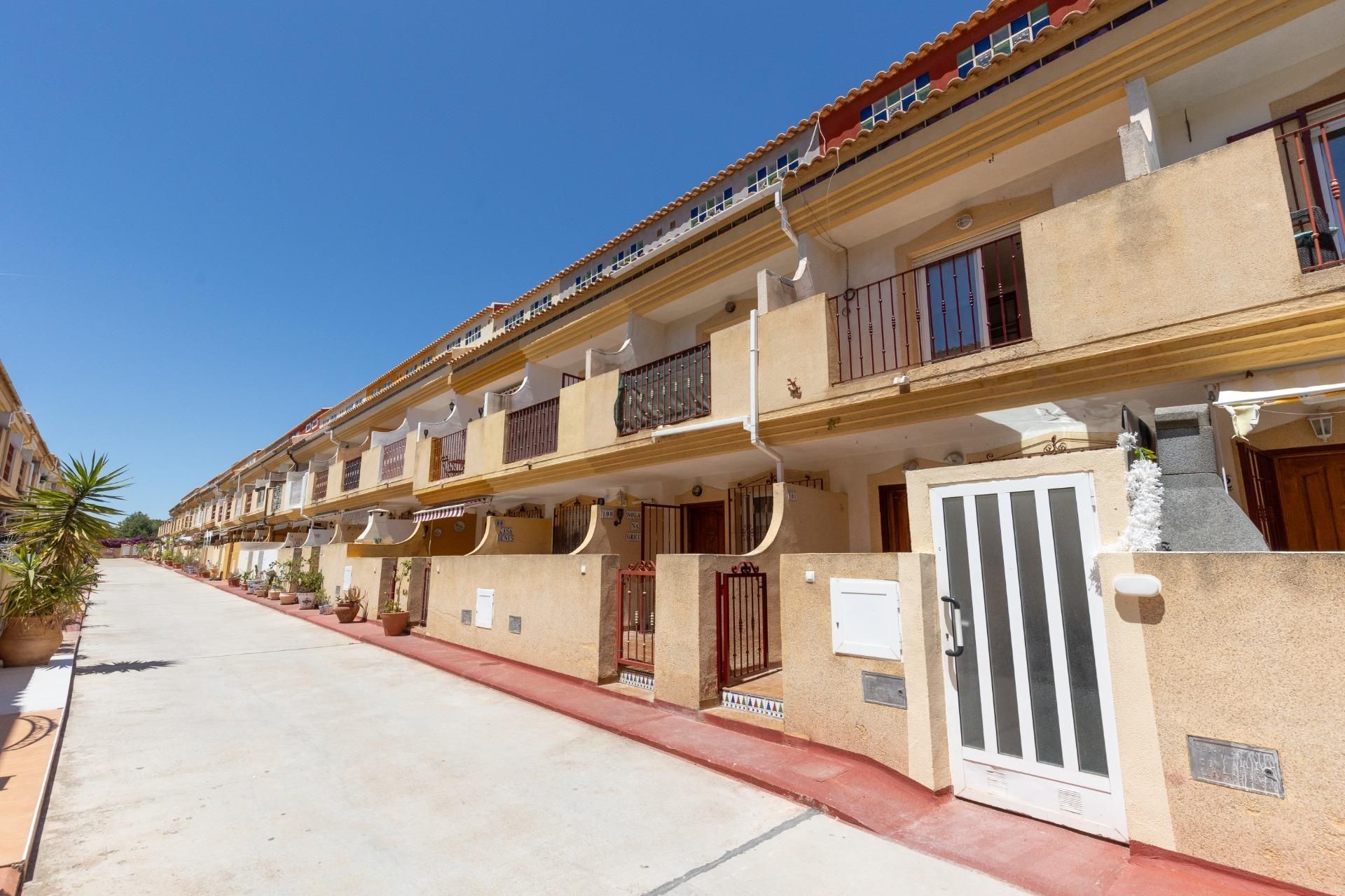 Vista exterior de Dúplex en venda en Orihuela amb Aire condicionat, Terrassa i Balcó