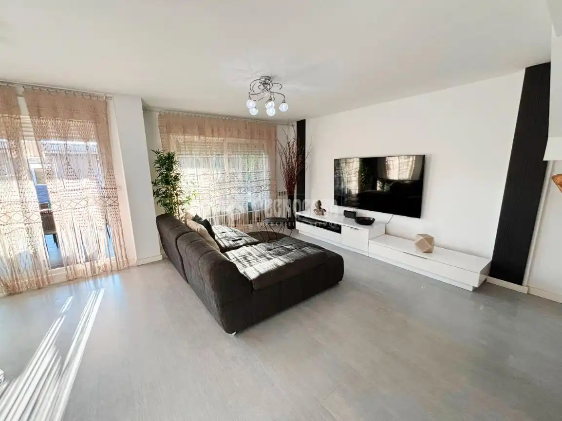 Sala de estar de Casa adosada en venta en Zaragoza con Aire acondicionado