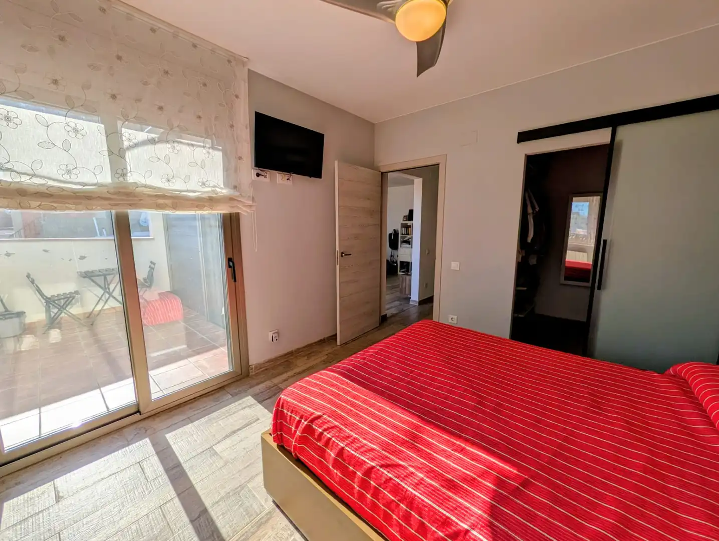 Habitación de Casa adosada en venta en Badalona con Parquet, Terraza y Trastero