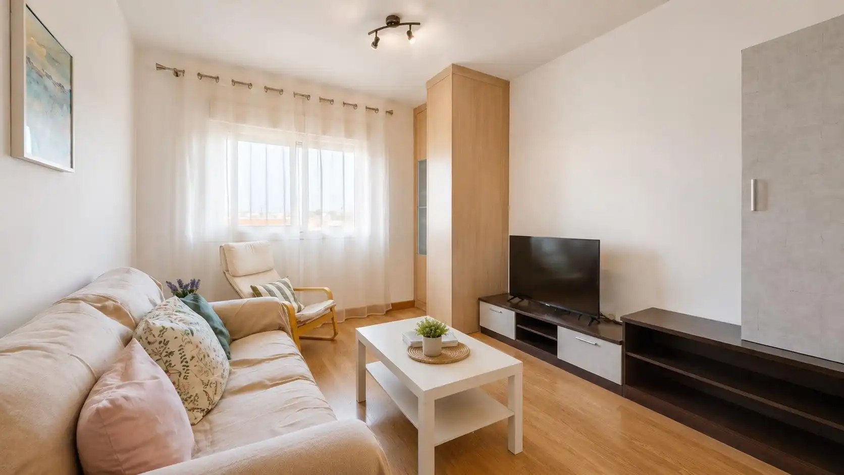 Sala d'estar de Pis en venda en Almería amb Aire condicionat i Moblat