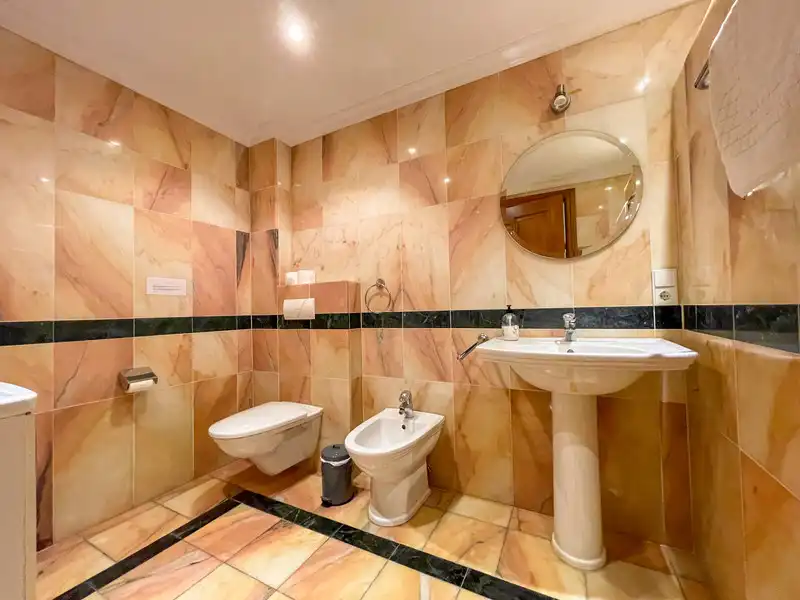 Bany de Casa o xalet de lloguer en Marbella amb Aire condicionat, Jardí privat i Terrassa