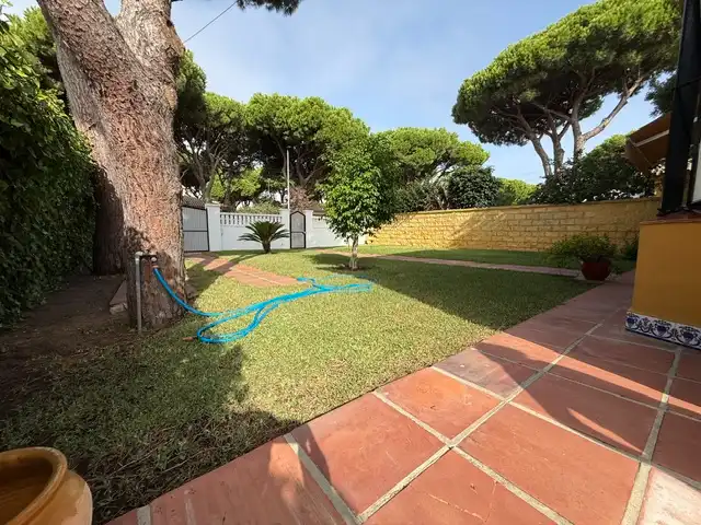 Jardí de Casa o xalet en venda en Chiclana de la Frontera amb Aire condicionat, Terrassa i Moblat