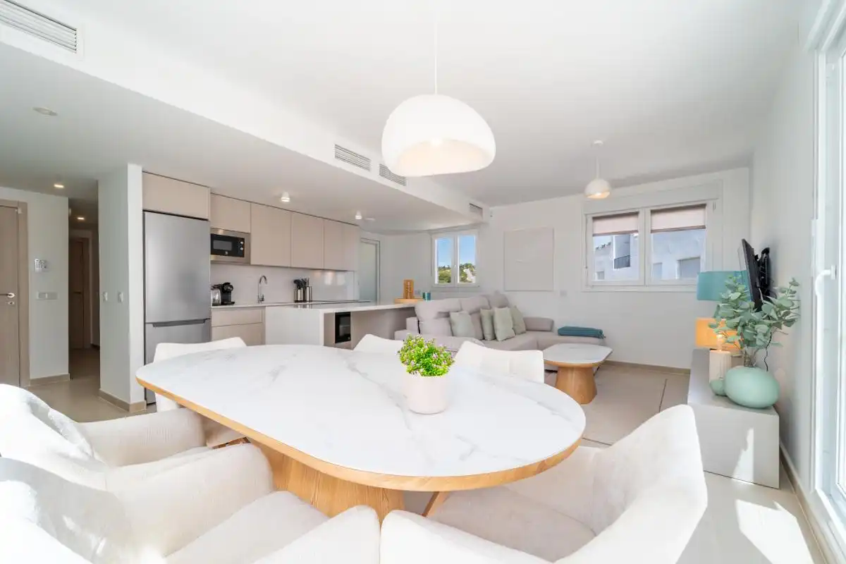 Wohnzimmer von Wohnung zum Verkauf in Manilva mit Klimaanlage, Heizung und Privatgarten