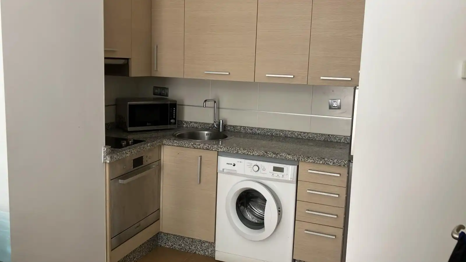 Cuina de Apartament de lloguer en Vigo  amb Balcó