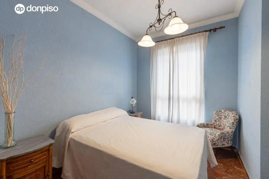 Dormitori de Casa adosada en venda en Granada amb Terrassa i Piscina comunitària