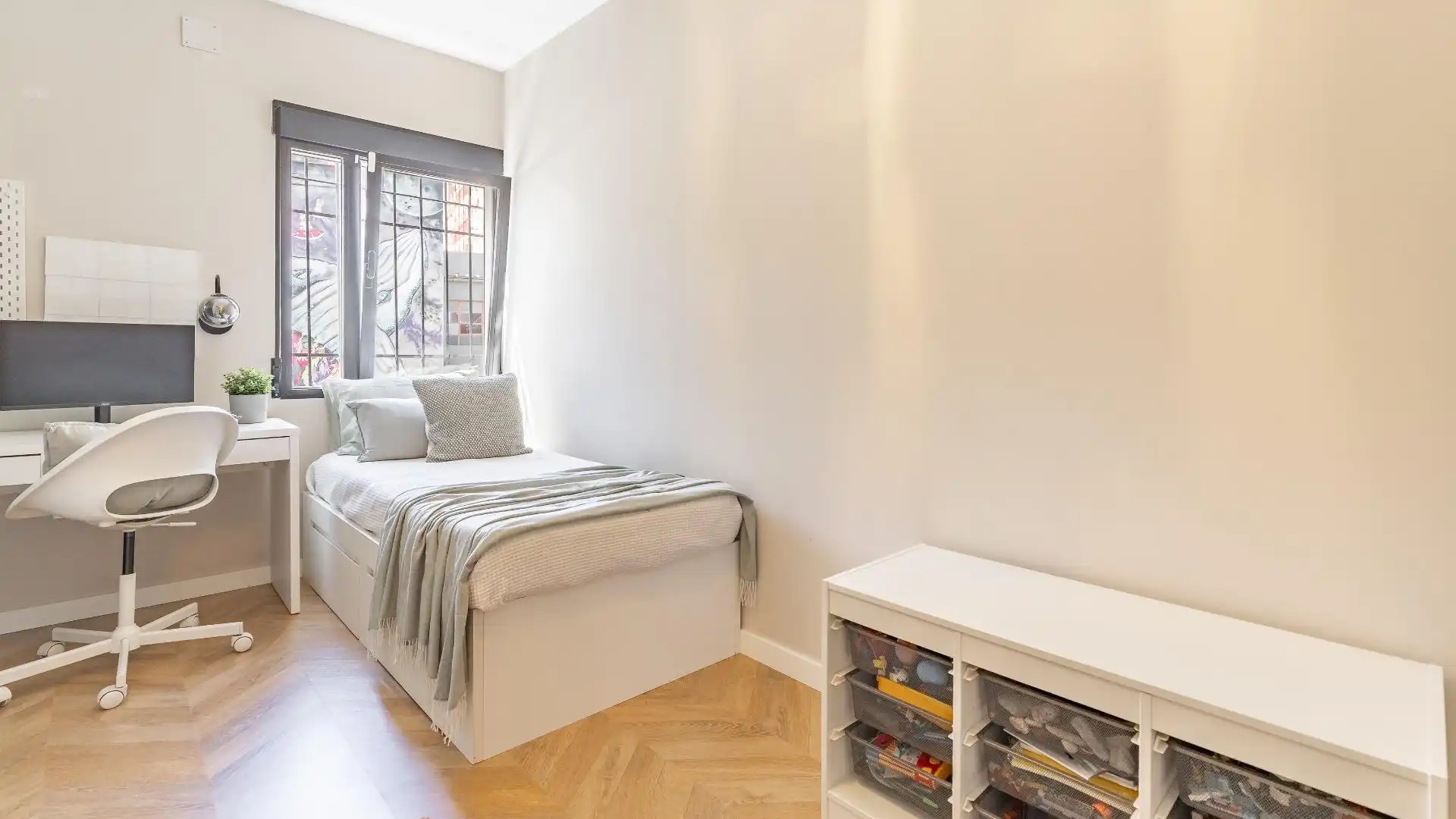 Bedroom of Flat for sale in  Valencia Capital  with Air Conditioner and Storage room