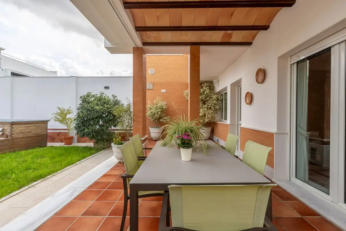 Terrassa de Casa adosada en venda en Santiponce amb Aire condicionat, Calefacció i Jardí privat
