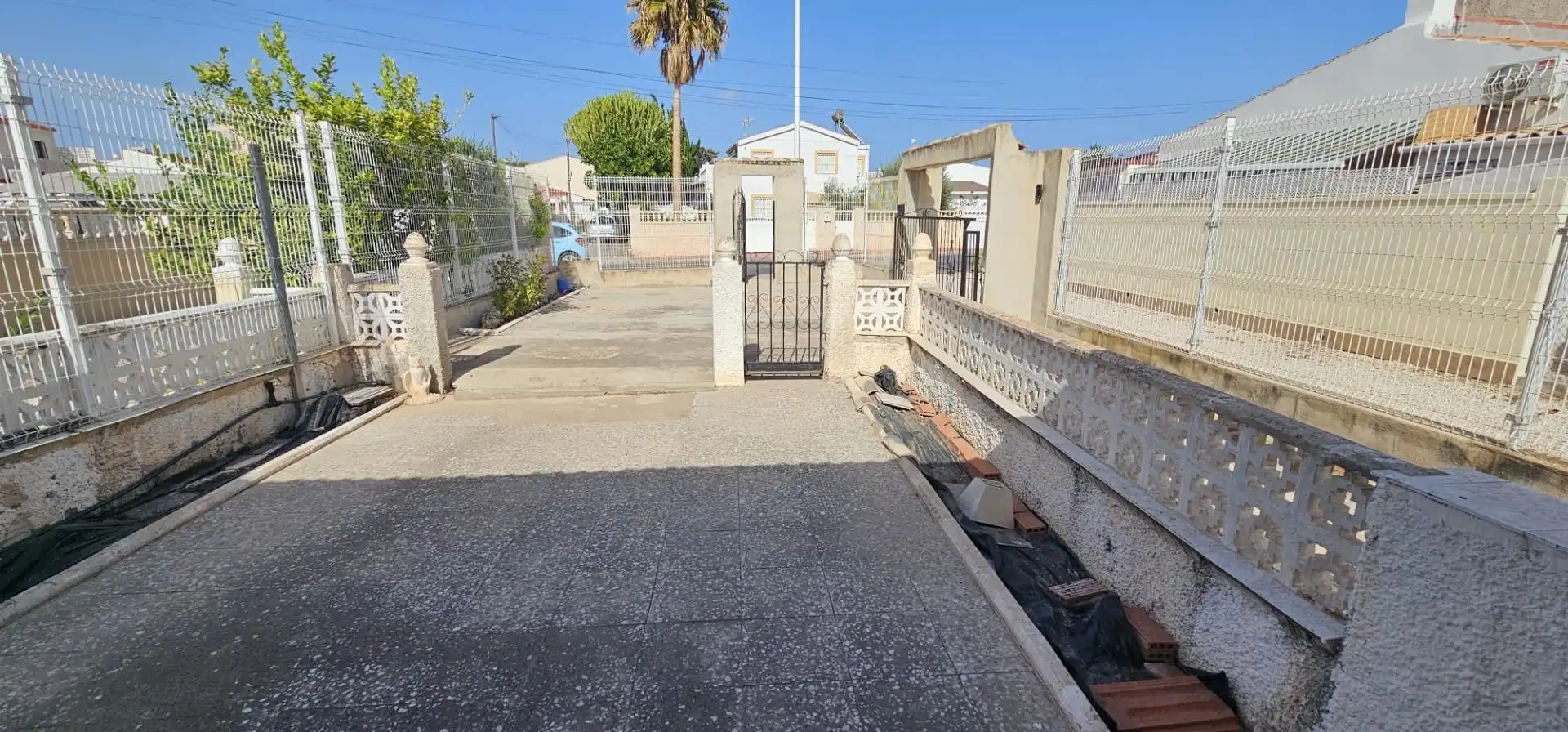 Vista exterior de Casa adosada en venta en Torrevieja con Jardín privado, Trastero y Amueblado