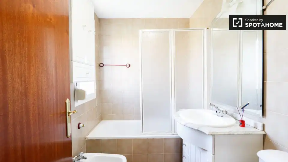 Baño de Piso de alquiler en Alcalá de Henares con Aire acondicionado, Calefacción y Amueblado