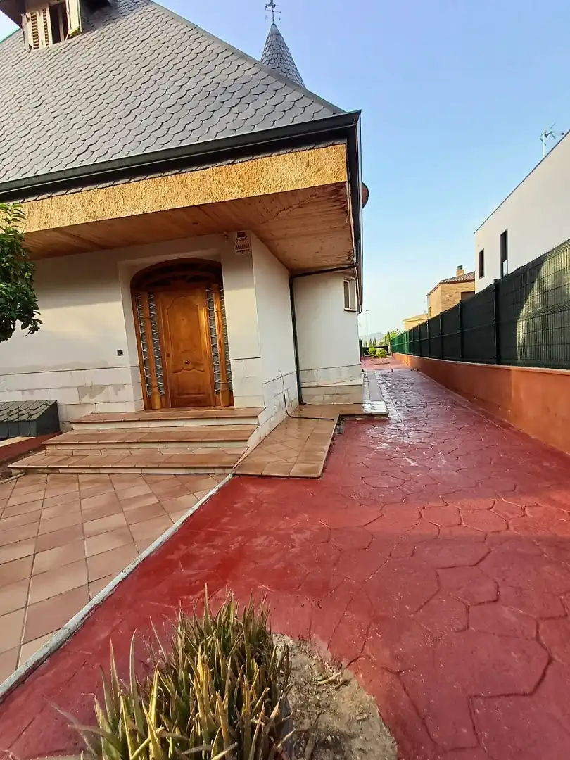 Vista exterior de Casa o xalet en venda en Sant Andreu de la Barca amb Aire condicionat, Calefacció i Jardí privat
