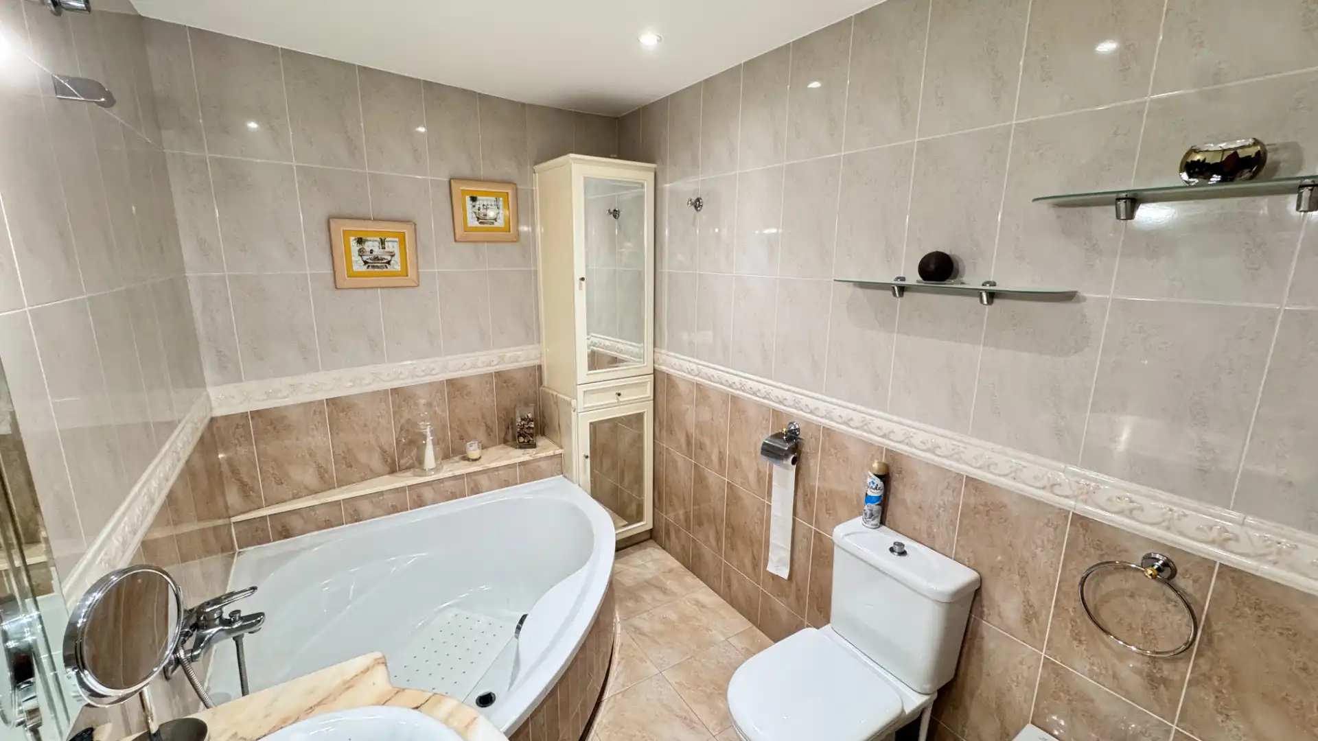 Badezimmer von Wohnung zum Verkauf in Arteixo mit Heizung, Parkett und Terrasse