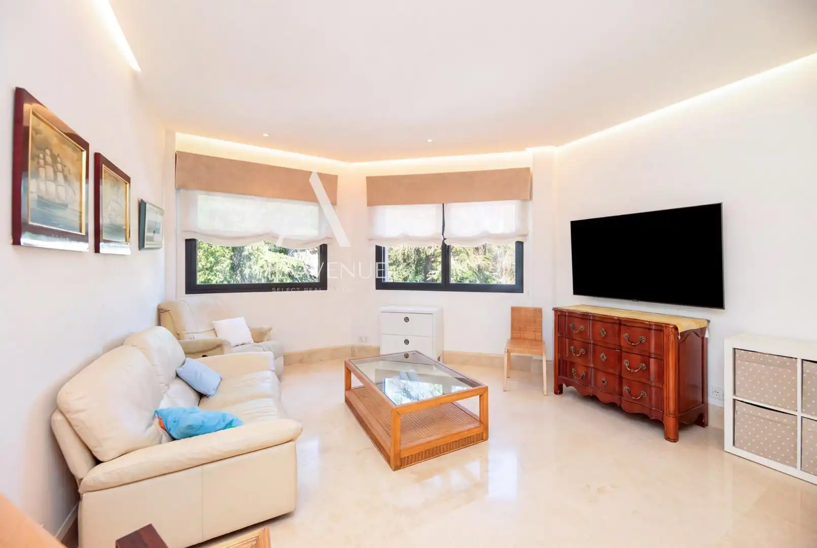 Sala d'estar de Casa o xalet en venda en Las Rozas de Madrid amb Aire condicionat, Calefacció i Jardí privat