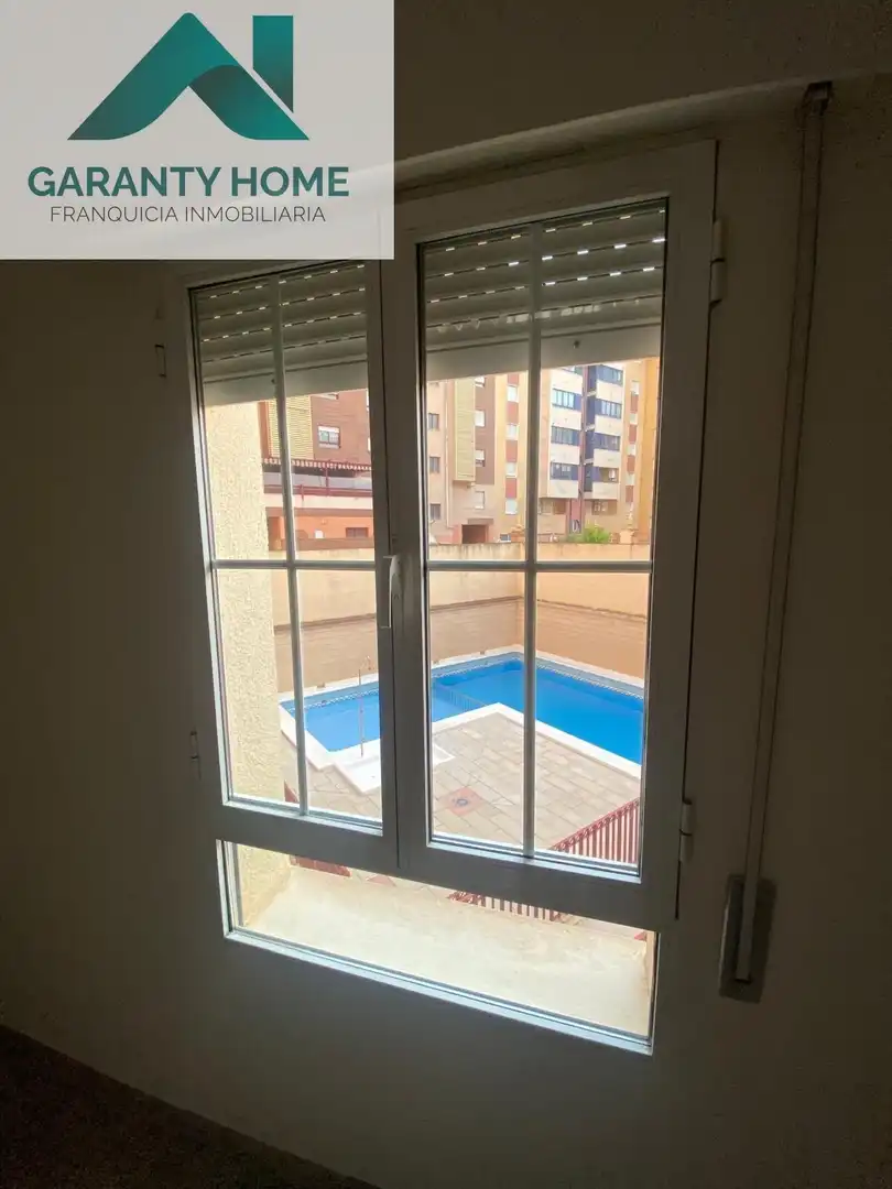 Piscina de Oficina de lloguer en Jaén amb Aire condicionat