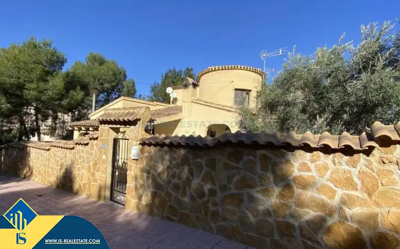 Detached house with pool for sale in Orihuela Costa