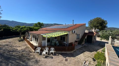 Gran finca con piscina e invernaderos