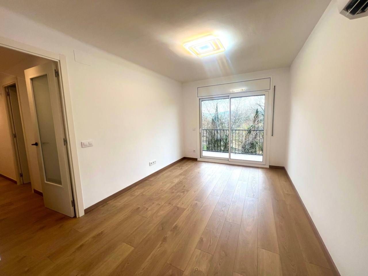 Bedroom of Flat for sale in Girona Capital  with Air Conditioner, Heating and Parquet flooring
