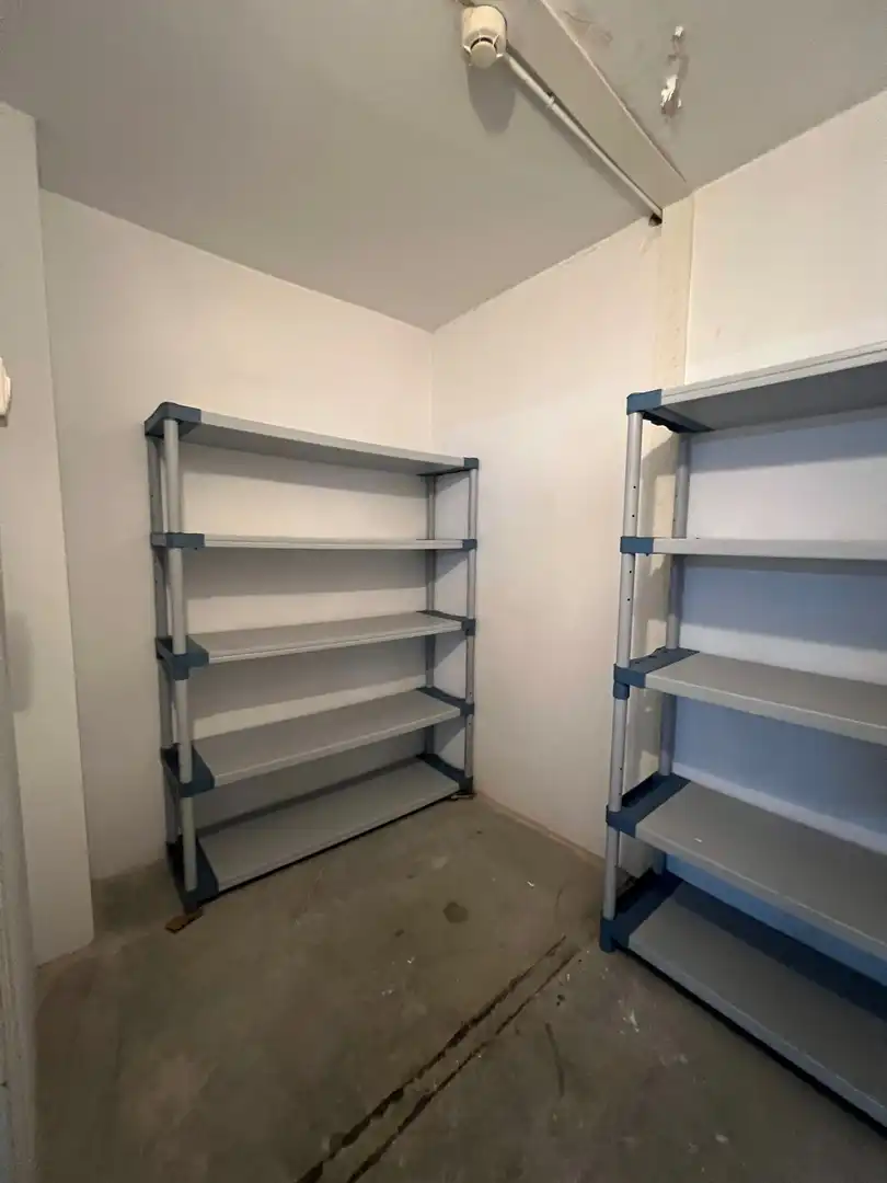 Garage for sale in MONTEVIDEO, Califòrnia - Santa Madrona