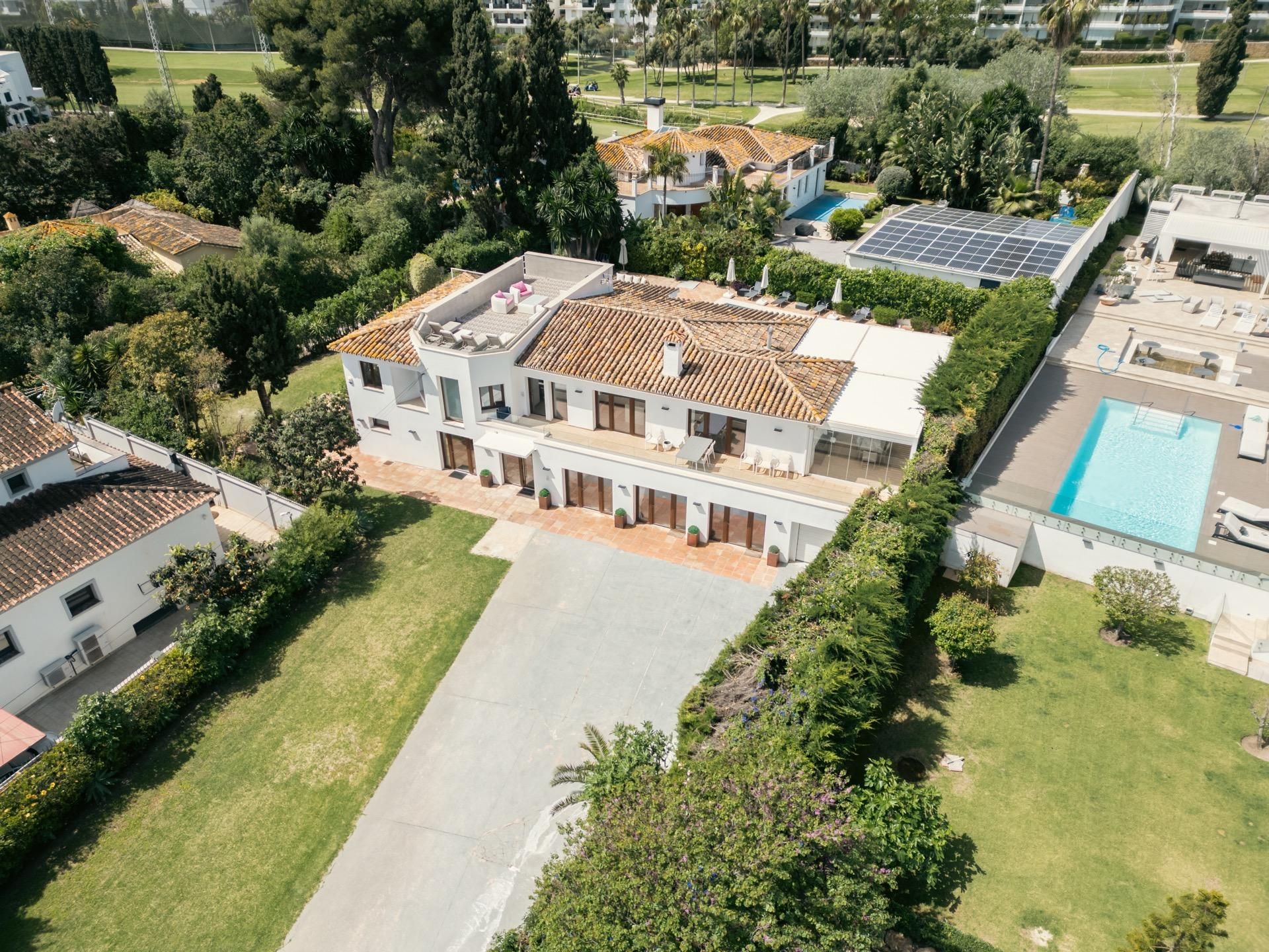 Vista exterior de Casa o xalet en venda en Marbella amb Aire condicionat, Calefacció i Jardí privat