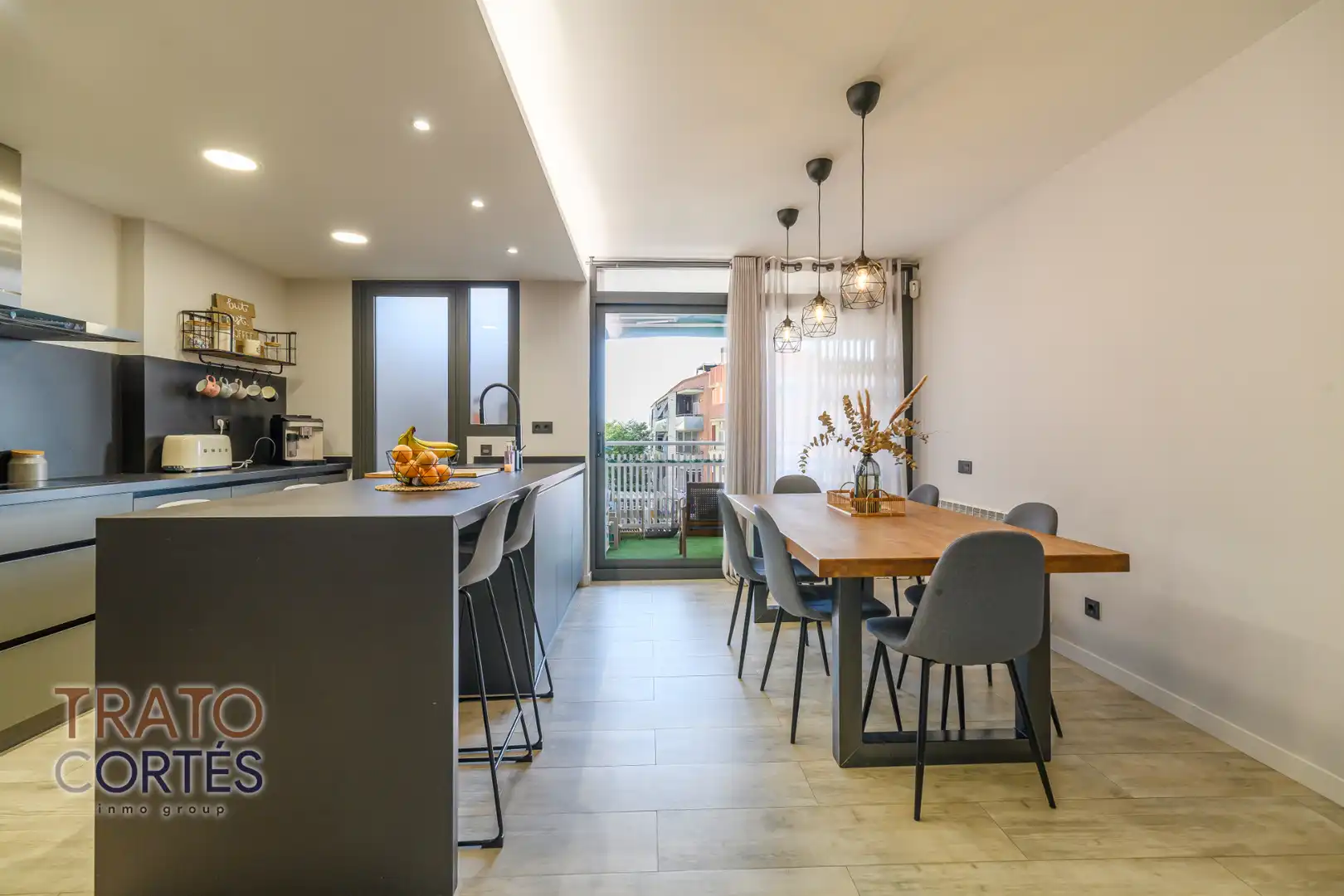 Flat with terrace for sale in Plaça Magdalena Trias, imagen 3