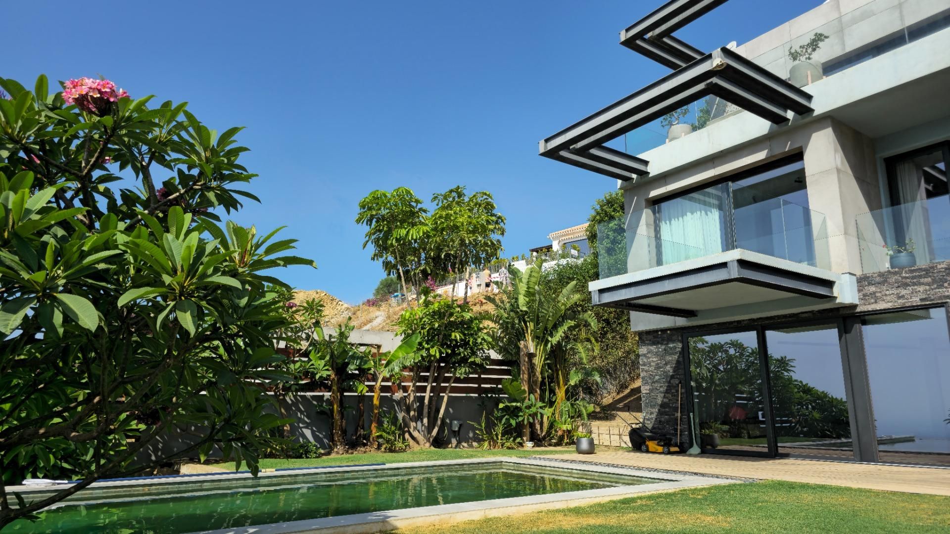 Vista exterior de Casa o xalet en venda en Mijas amb Aire condicionat, Jardí privat i Terrassa