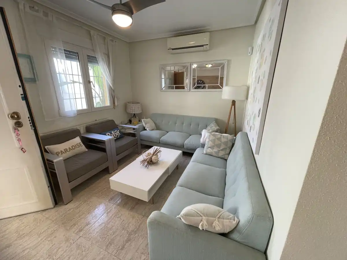 Sala d'estar de Casa o xalet en venda en Pilar de la Horadada amb Aire condicionat, Jardí privat i Terrassa