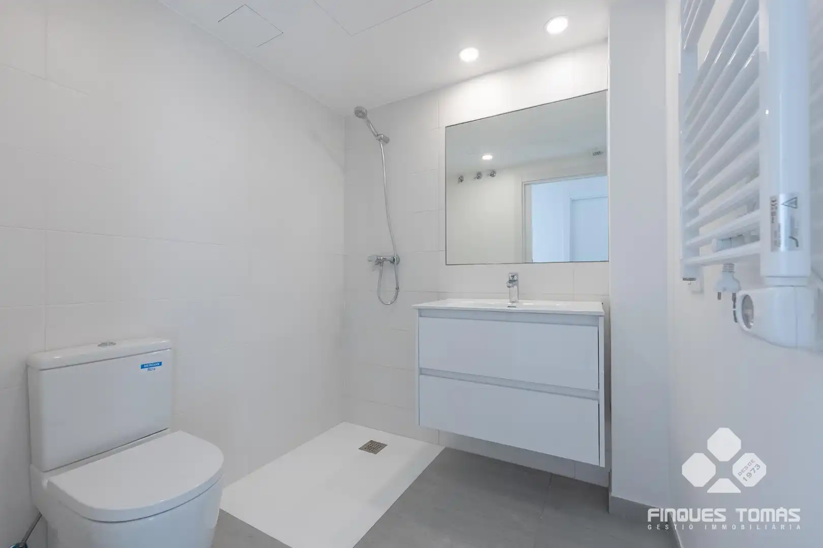 Bany de Pis en venda en Cubelles amb Terrassa, Balcó i Piscina comunitària