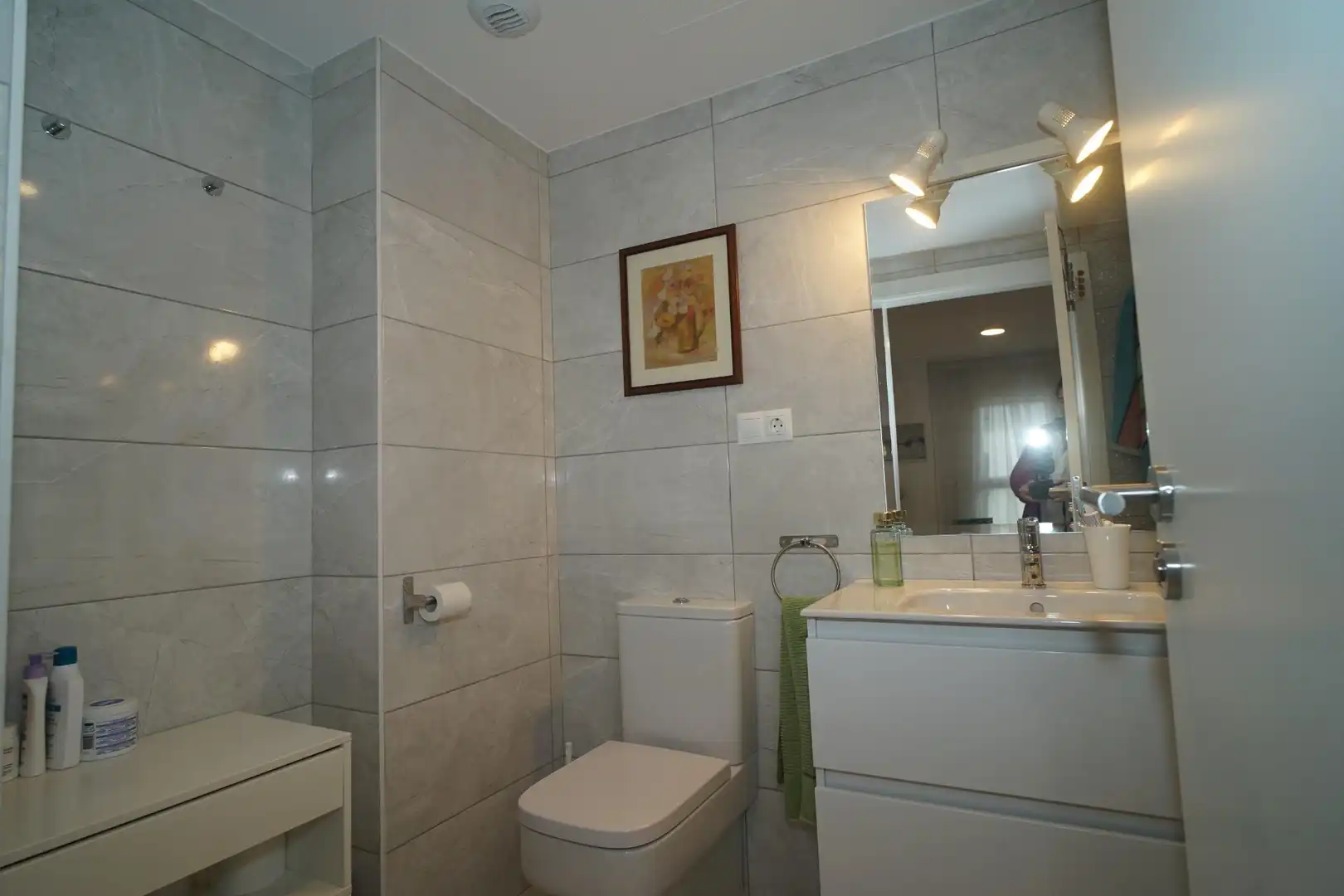 Badezimmer von Wohnung zur Miete in Santa Cruz de Bezana mit Parkett
