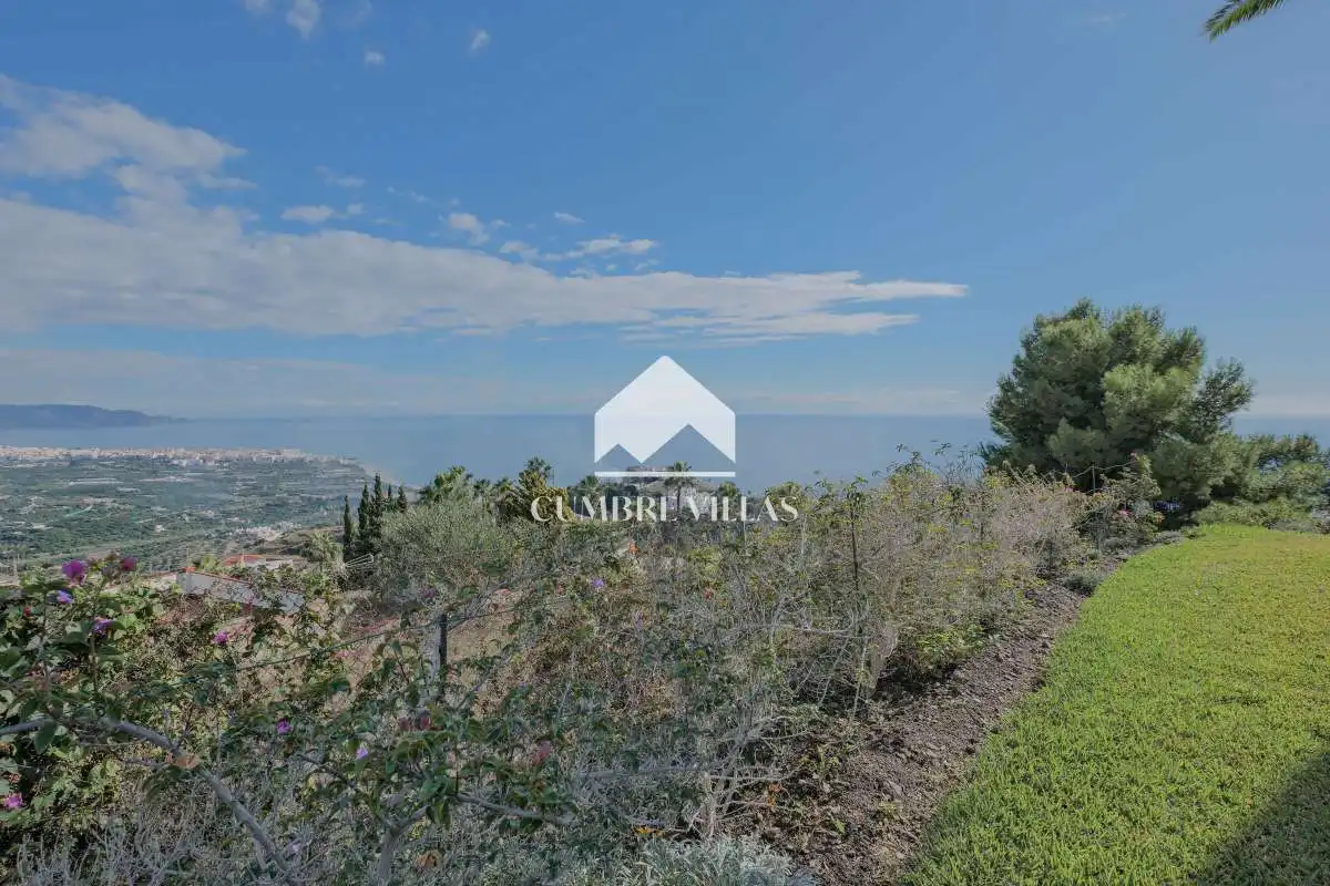 Vista exterior de Casa o xalet en venda en Nerja amb Jardí privat i Terrassa