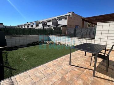 Casa amb balcó en venda a montserrat roig
