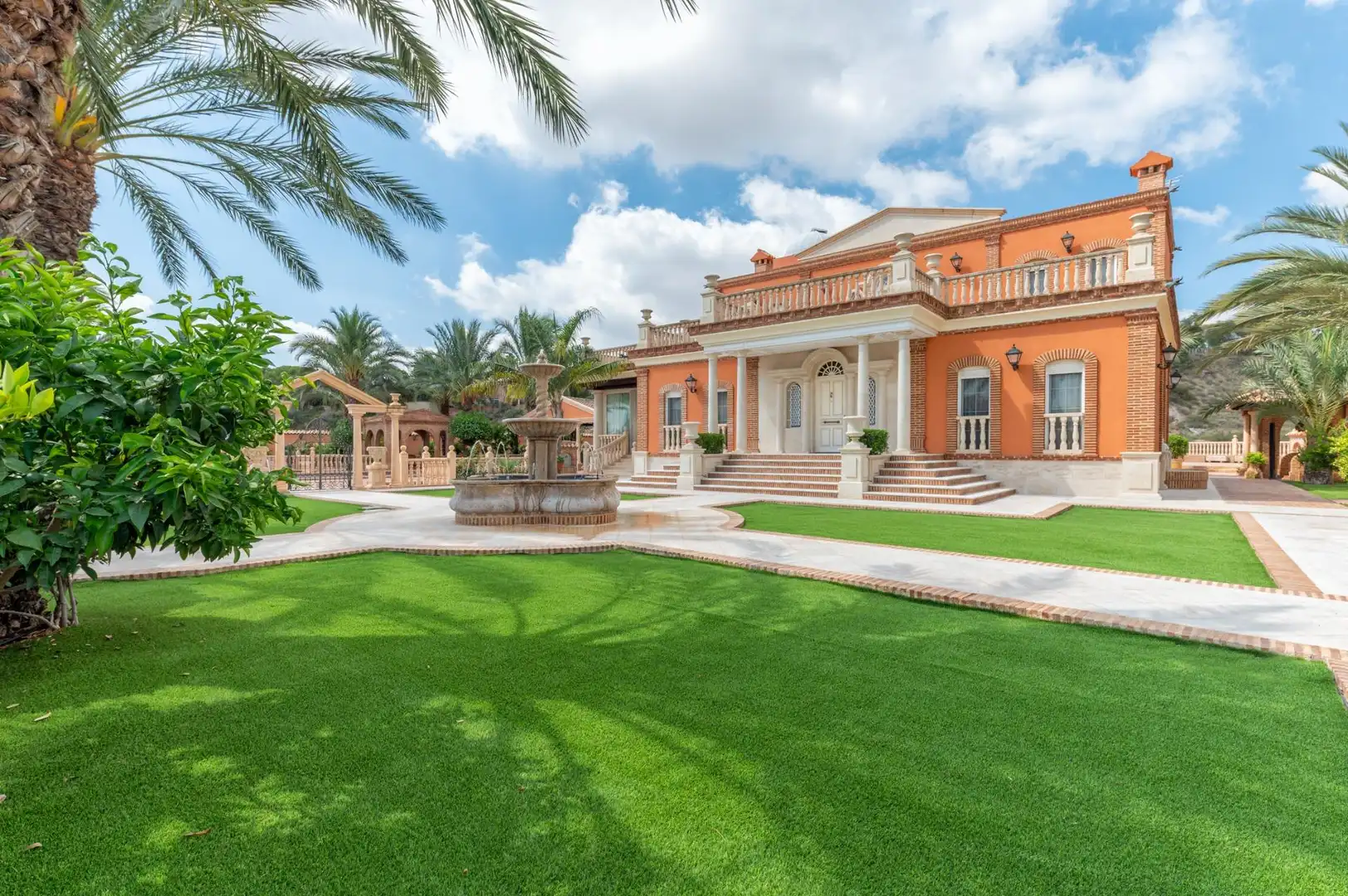 Vista exterior de Casa o xalet en venda en Elche / Elx amb Aire condicionat, Calefacció i Jardí privat