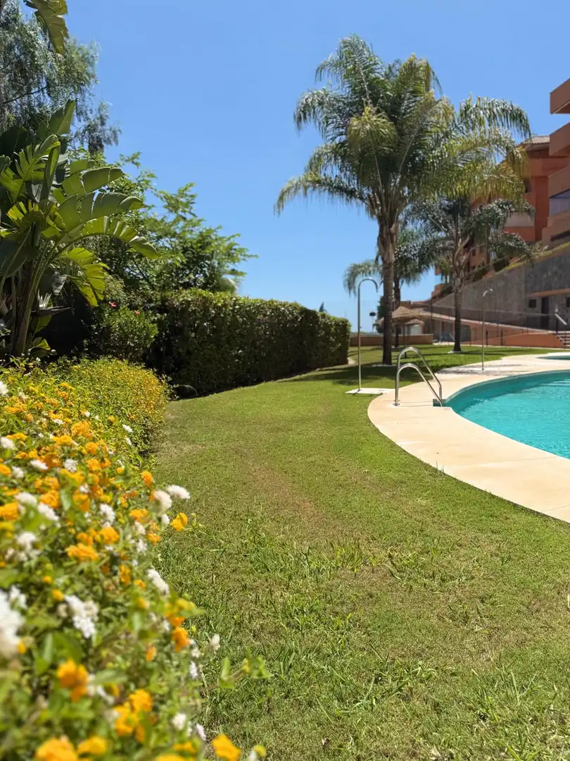 Piscina de Pis en venda en Rincón de la Victoria amb Aire condicionat, Calefacció i Jardí privat