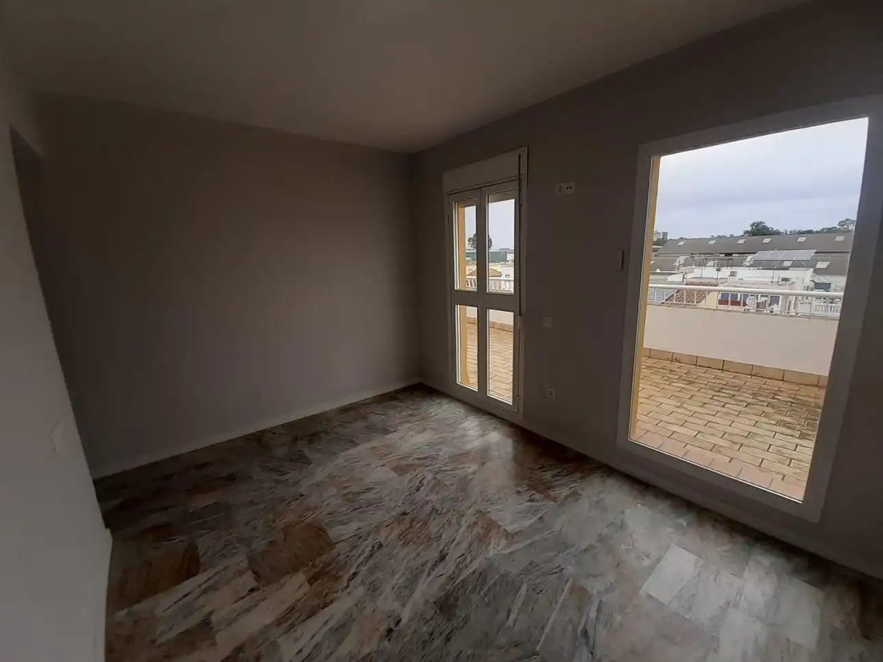 Habitación de Ático en venta en Dos Hermanas con Aire acondicionado, Terraza y Alarma